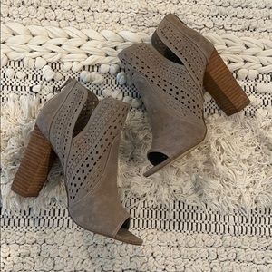 Carlos Grey Heels, size 6.